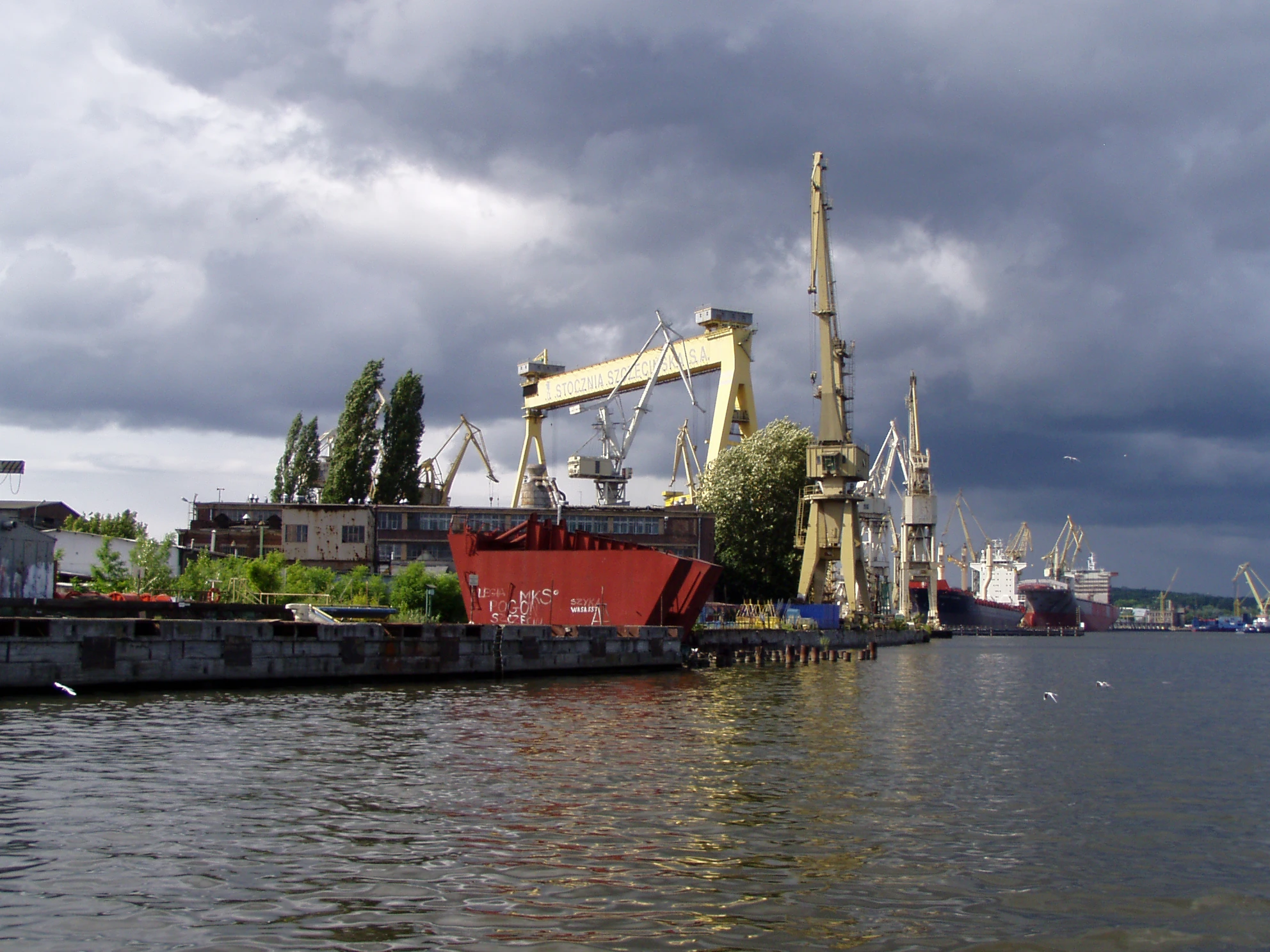 Techniczne serce Szczecina widziane z wody